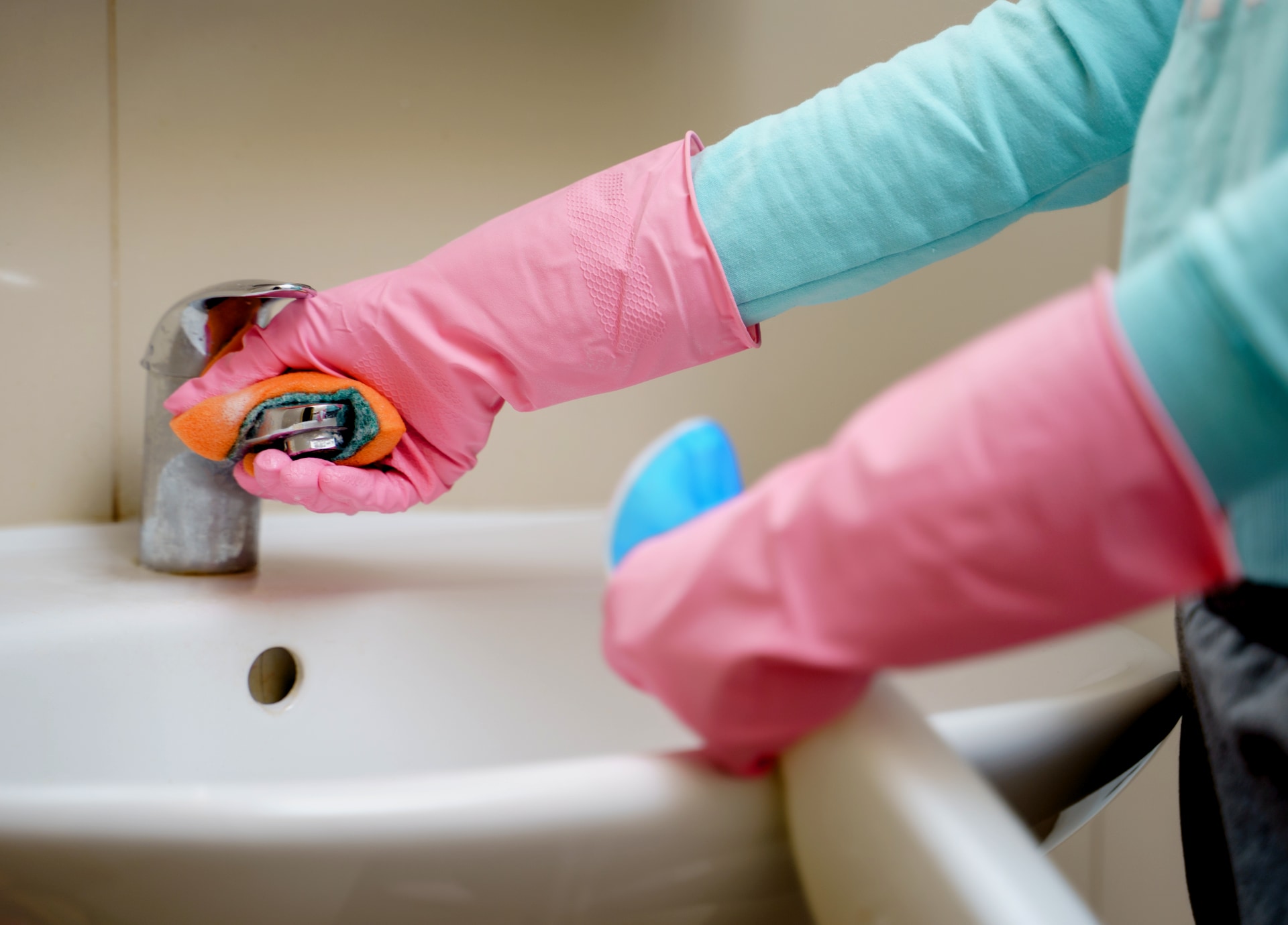 azijn door gootsteen