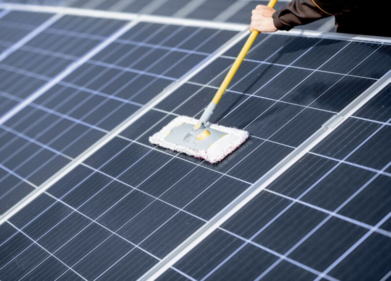 Hoe en waarmee kun je veilig zonnepanelen schoonmaken?